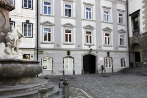 Pročelje stavbe Zgodovinskega arhiva v Ljubljani, Mestni trg 27
