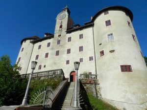 Idrijski grad Gewerkenegg, kjer so bili prvi prostori arhivskega oddelka v Idriji (http://geocaching.com).