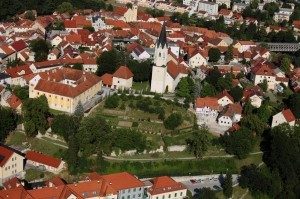 Središče Novega mesta, kjer so bili prvi prostori Zgodovinskega arhiva Ljubljana, Enote za Dolenjsko in Belo krajino Novo mesto (www.kraji.eu).