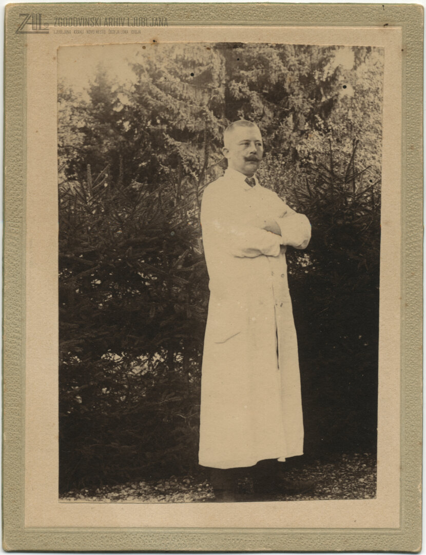 Dr. Otto Hawlina (1876–1931) je bil med 1. svetovno vojno zdravnik v Galiciji, Ljubljani in zaledju soške fronte. Po vojni se je vrnil v Tržič, kjer je nadaljeval zdravniško službo. (SI_ZAL_ŠKL/0279, Zbirka fotografij, digitalni posnetki)
