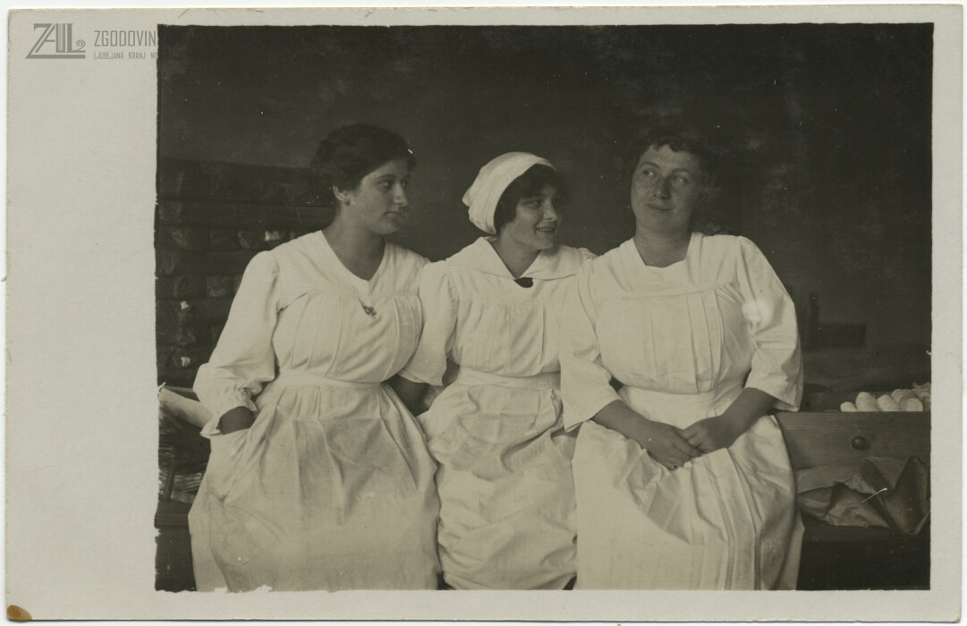 Prva šola za medicinske oziroma t. i. zaščitne sestre je bila v Ljubljani ustanovljena šele leta 1923. Vanjo so se vključile tudi nekatere nekdanje sestre Rdečega križa, ki so med 1. svetovno vojno nesebično pomagale ranjenim vojakom. (SI_ZAL_ŠKL/0279, Zbirka fotografij in razglednic, digitalni posnetki)