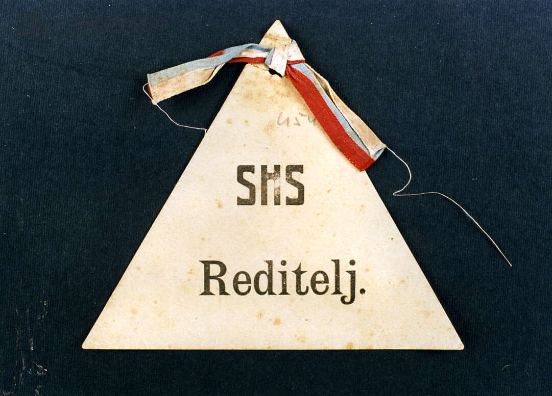 Znak, ki so ga na manifestaciji v Ljubljani (29. 10. 1918) nosili reditelji. (Muzej novejše zgodovine Slovenije)