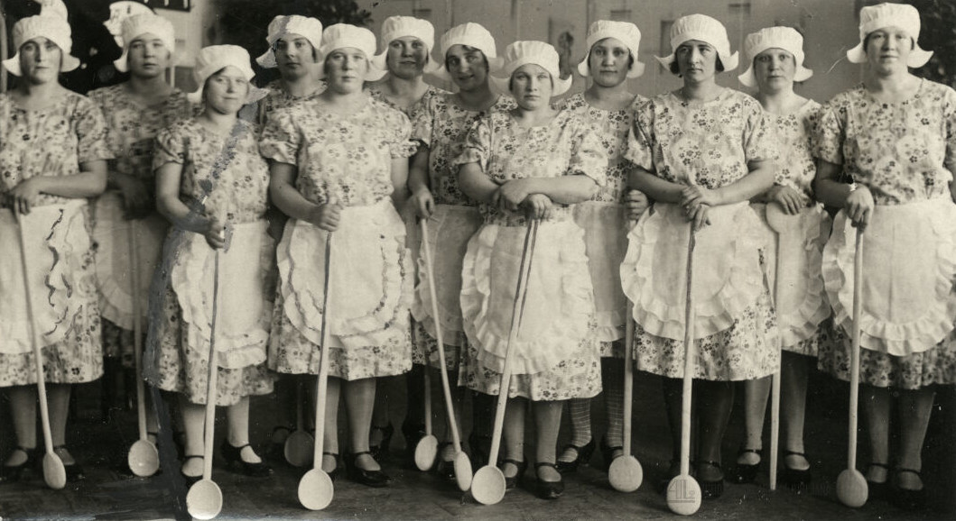 Skupina kuharic z lesenimi kuhalnicami okoli leta 1933. Fotograf: Stanko Ribnikar SI_ZAL_LJU/0342 Zbirka fotografij, A5-079-011.