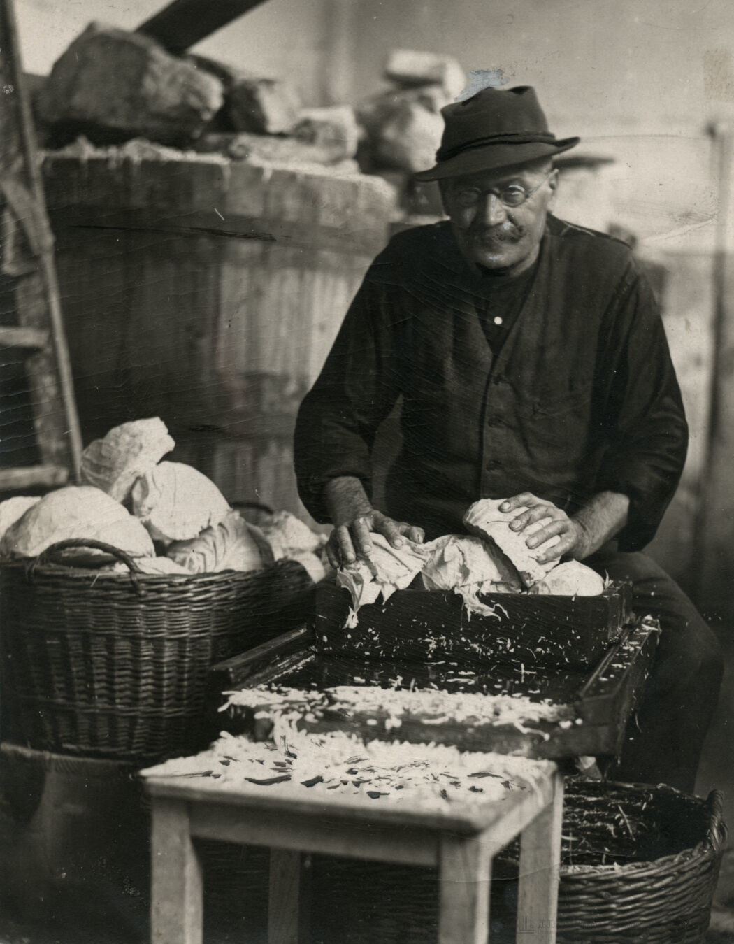 Ljubljanski zeljar Franc Marinko iz Gmajne pri rezanju zelja okoli leta 1932. SI_ZAL_LJU/0342 Zbirka fotografij, A5-079-016.