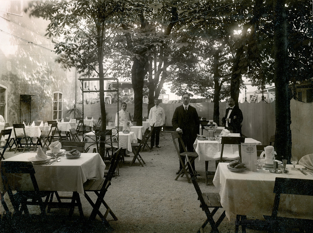 Vrt restavracije pri hotelu Slon, Slovenska cesta 34, 1931. Fotograf: Hugon Hibšer SI_ZAL_LJU/0342 Zbirka fotografij, B5-017.