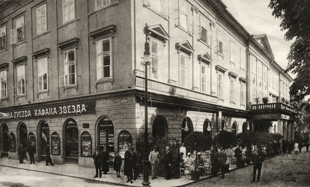 Prvotna kavarna in restavracija Zvezda je bila v prostorih Kazine na Kongresnem trgu 1. Fotograf: Hugon Hibšer SI_ZAL_LJU/0342, Zbirka fotografij, B5-013.
