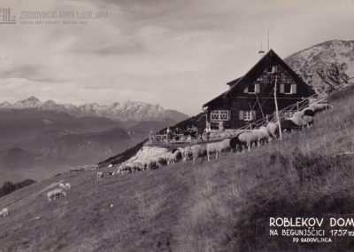 Roblekov dom na Begunjščici. Prvi dom pod Begunjščico so odprli že leta 1909. Leta 1933 so na istem mestu zgradili nov dom in ga poimenovali po Hugu Robleku, slovenskem farmacevtu, ki je umrl leta 1920 med požigom Narodnega doma v Trstu.